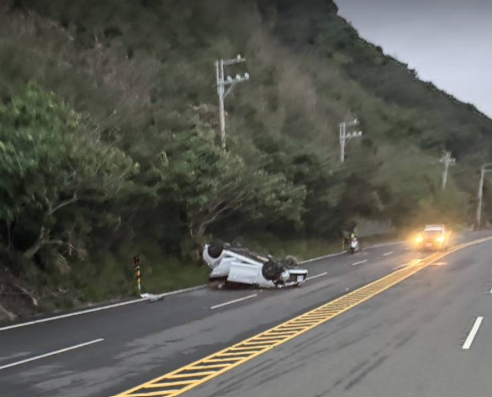 多良清晨小客車翻車! 2女輕傷送醫